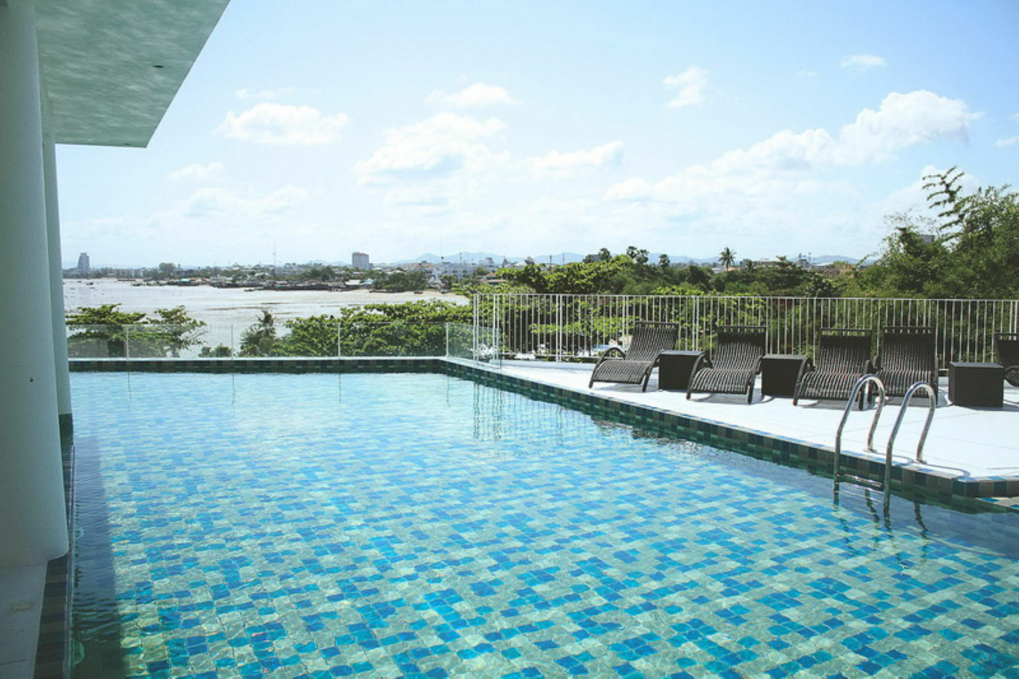 Tsix5 Phenomenal Hotel Pattaya Extérieur photo
