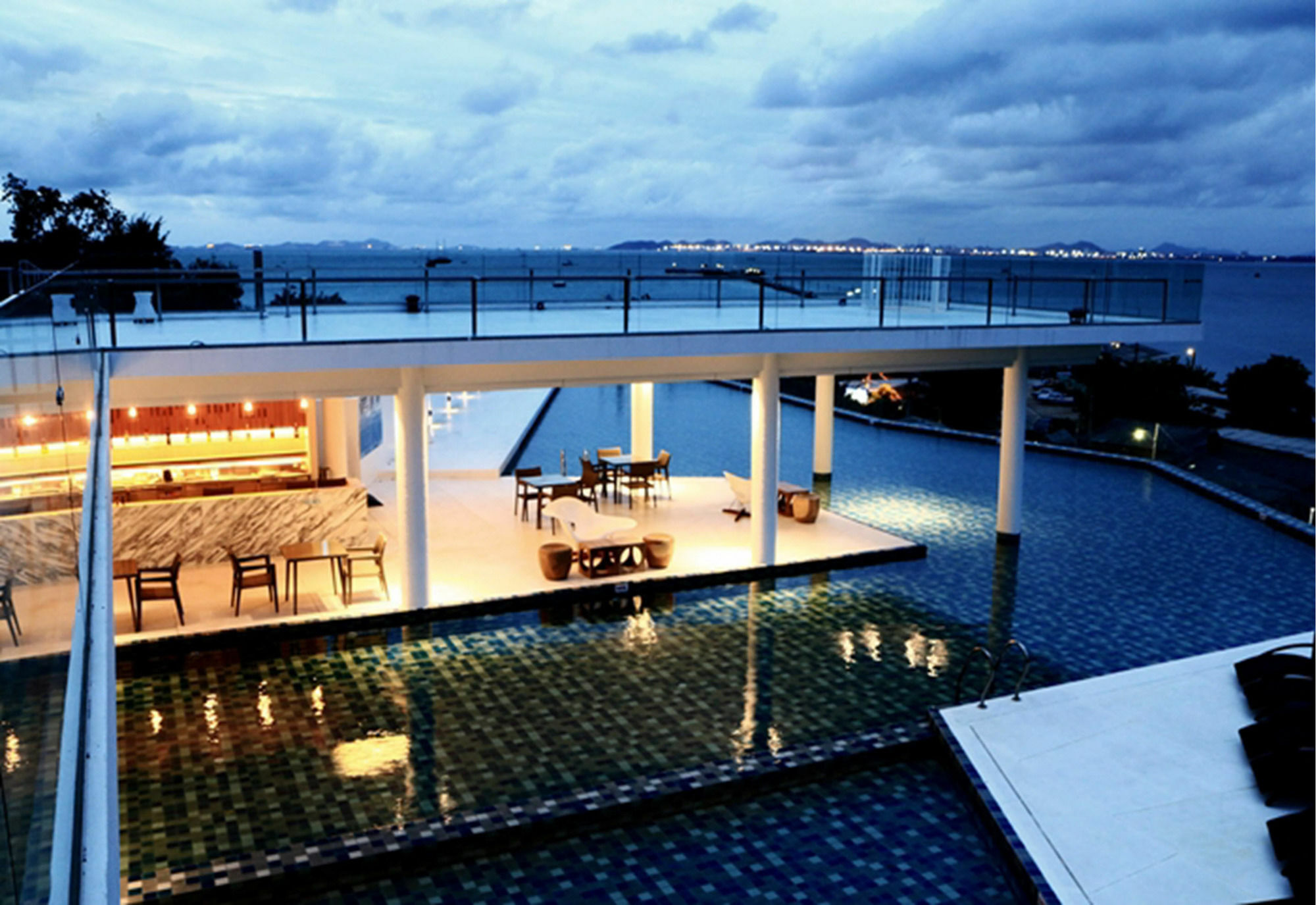 Tsix5 Phenomenal Hotel Pattaya Extérieur photo